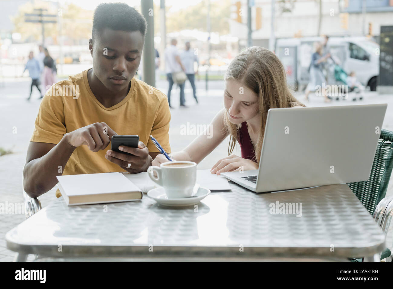 Giovane lavorando sulla terrazza di un bar a Barcellona Foto Stock