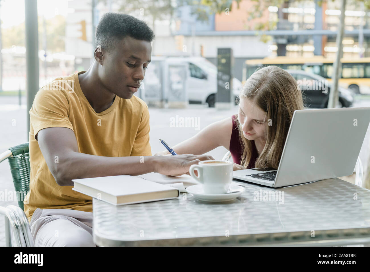 Accoppiare lo studio sulla terrazza di un bar a Barcellona Foto Stock