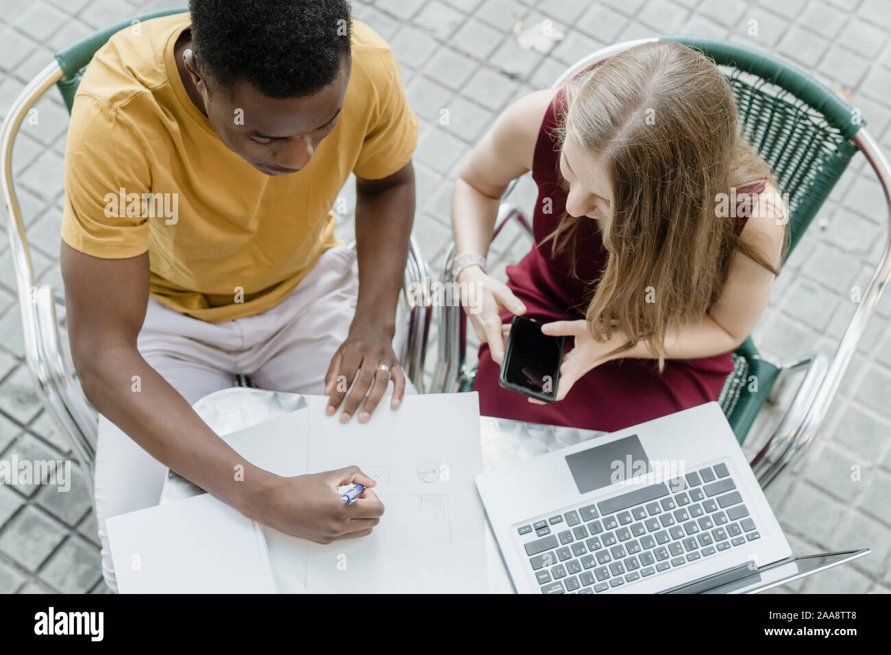 Accoppiare lo studio sulla terrazza di un bar a Barcellona Foto Stock