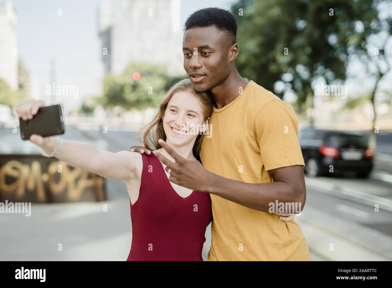 Un Ragazzo E Una Ragazza In Amore Prendendo Un Selfie Foto Stock Alamy