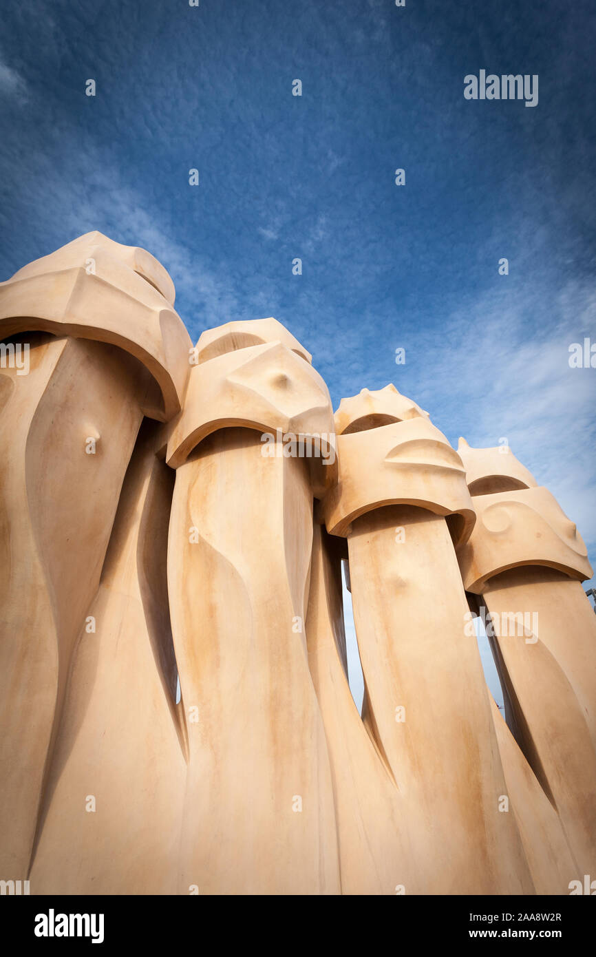 Gaudi comignoli. Abstract dettaglio scultoreo da comignoli sul progettato di Gaudi Casa Mila edificio di Barcellona, Spagna. Foto Stock