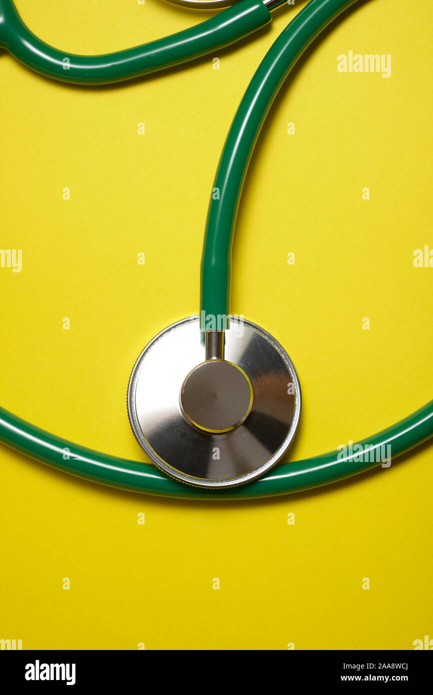 Uno stetoscopio in una tabella di colore giallo Foto Stock