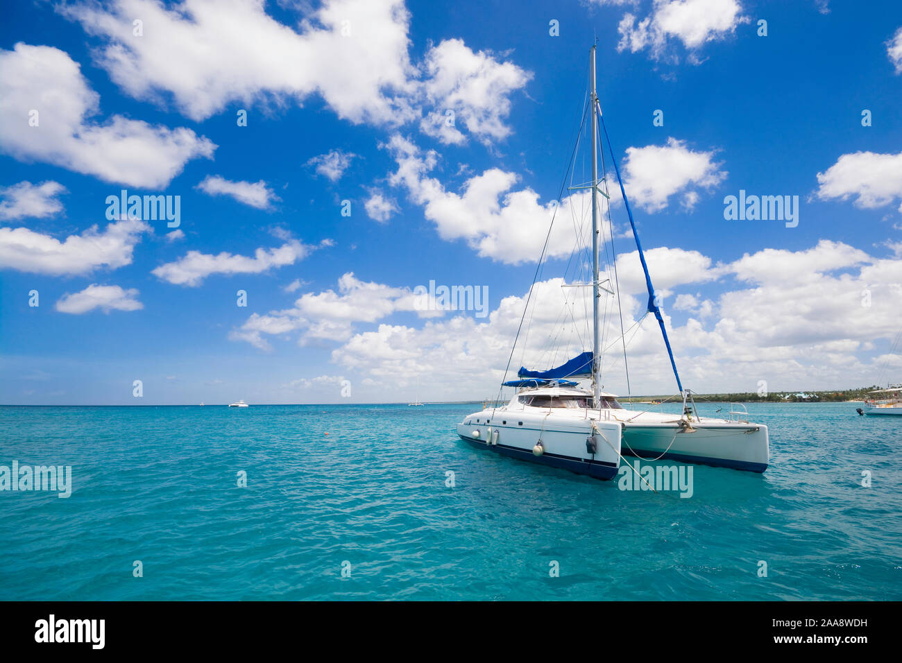 Luxury yacht ancorati sulle acque turchesi del Mar dei Caraibi, Repubblica Dominicana Foto Stock