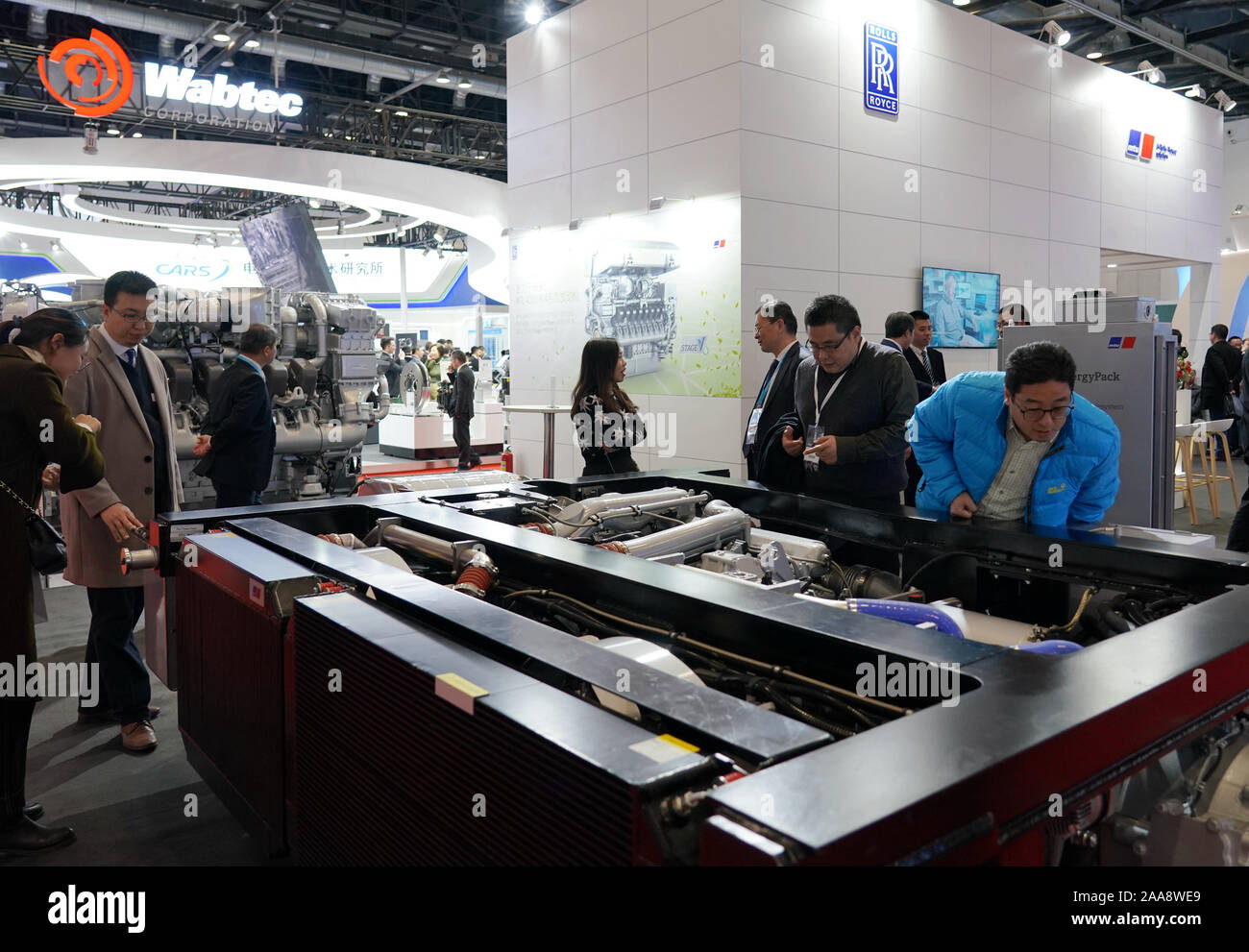 (191120) -- PECHINO, nov. 20, 2019 (Xinhua) - Visitatori guardare una mostra nel corso dei moderni ferrovie 2019, una esposizione internazionale sulla moderna tecnologia ferroviaria e attrezzature, a China National Convention Center di Pechino, capitale della Cina, nov. 20, 2019. (Xinhua/Zhang Chenlin) Foto Stock