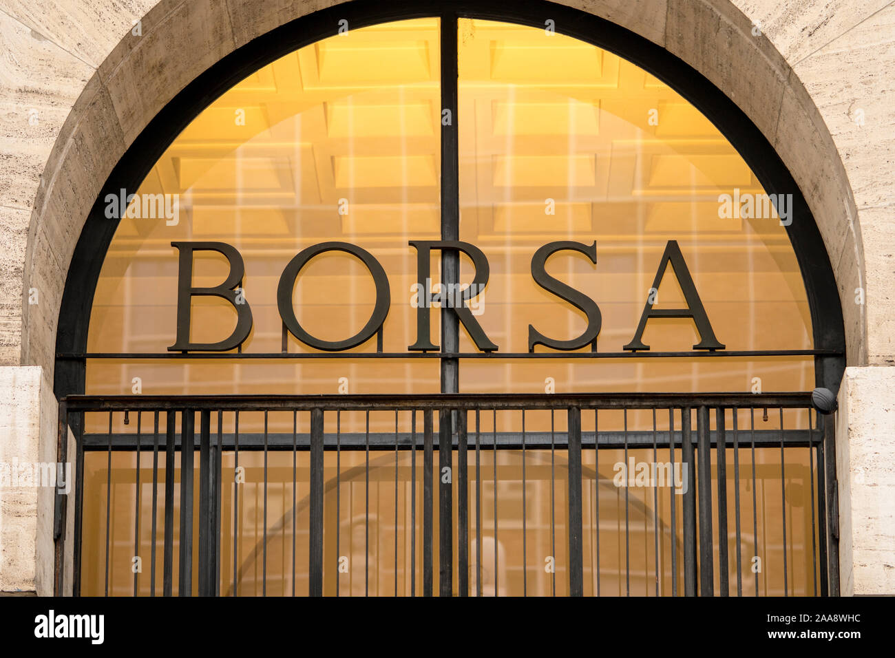 Milano, Italia: segno "Borsa" sopra l'entrata del Palazzo Mezzanotte  edificio, Borsa Italiana, la sede centrale di Milano Foto stock - Alamy