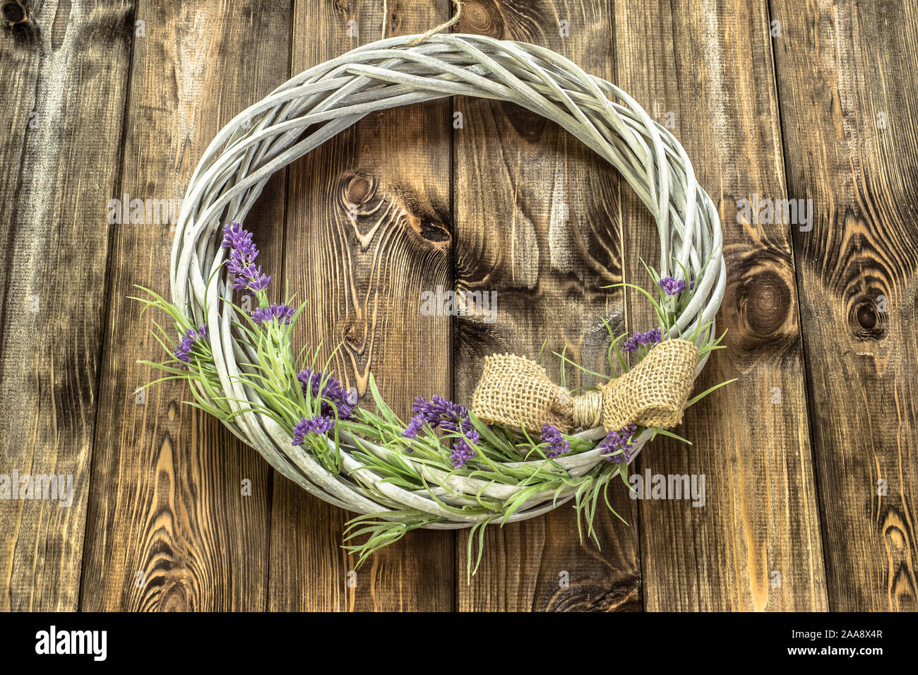 Ghirlanda di vimini con fiori di lavanda su vintage Sfondo legno. Stile  provenzale Foto stock - Alamy