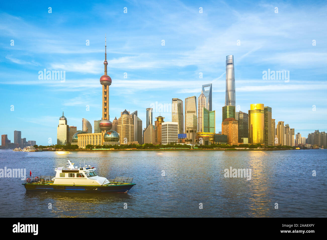 Skyline di Pudong dal fiume Huangpu a Shanghai in Cina Foto Stock