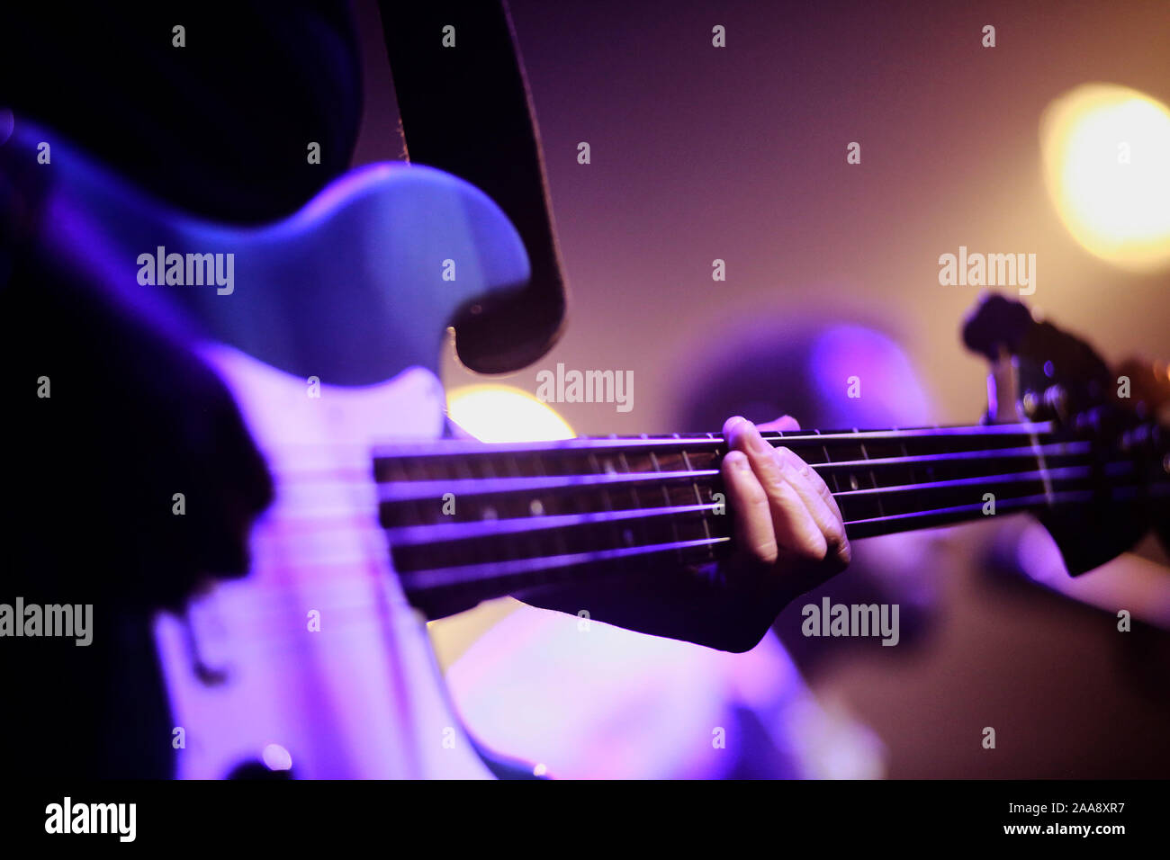 Parigi, Francia - 09/27/17- Guitar bass player, close-up - stringhe Foto Stock