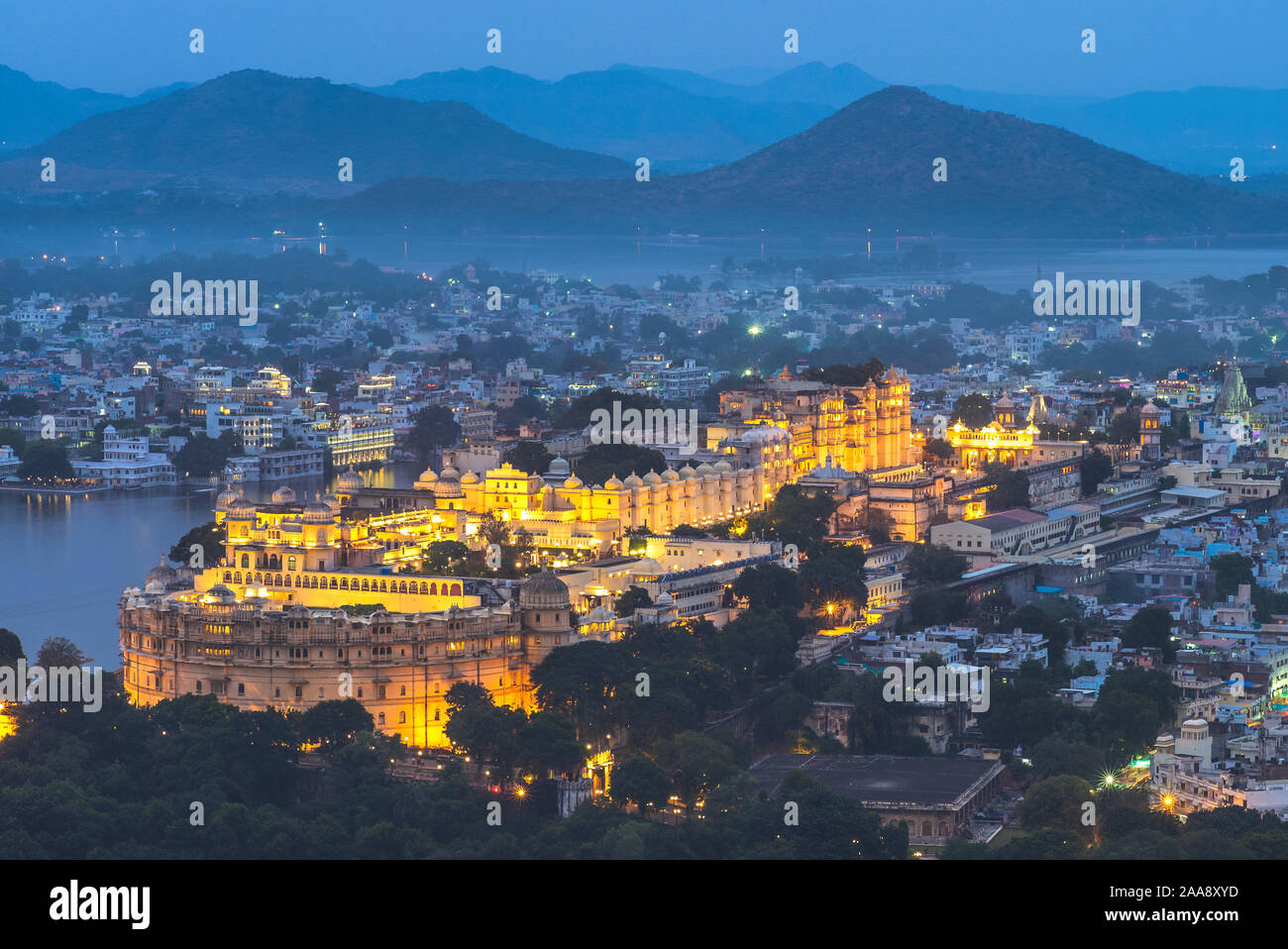 Vista aerea di Udaipur nel Rajasthan di notte Foto Stock