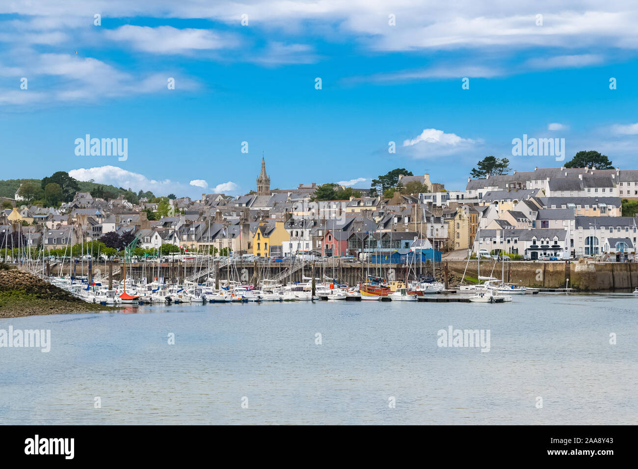 Douarnenez in Bretagna, panorama del porto Foto Stock