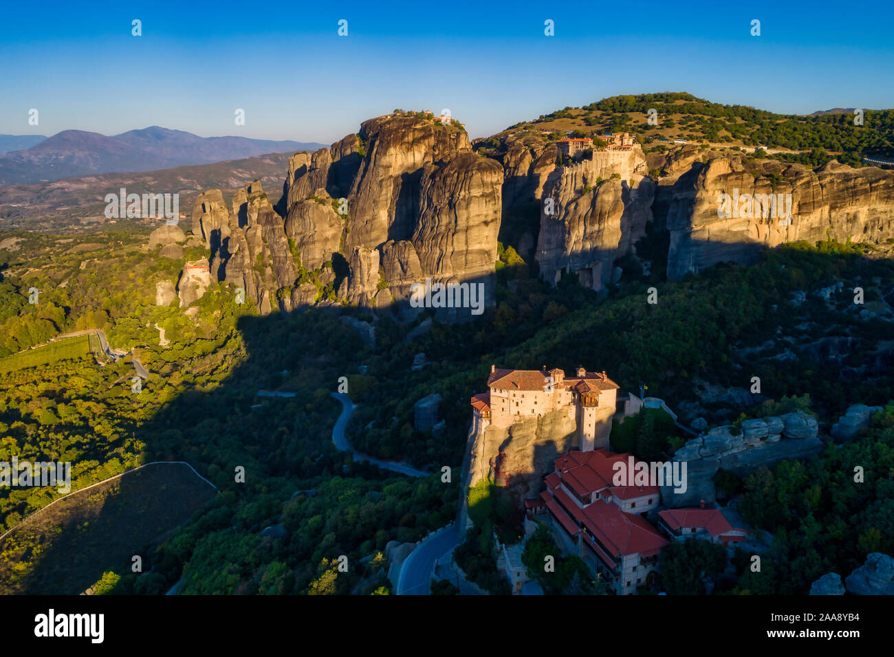 Vista aerea dal monastero Rousanou sulla sommità di una rupe in Meteora vicino Kalabaka, Trikala, Grecia Foto Stock