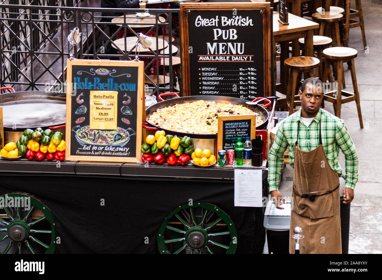 I tempi stanno cambiando. Ora siamo in grado di acquistare "Great British pub' cibo di Paella da uno stallo nel mercato. Non nel mio giorno direi il mio vecchio padre. Foto Stock
