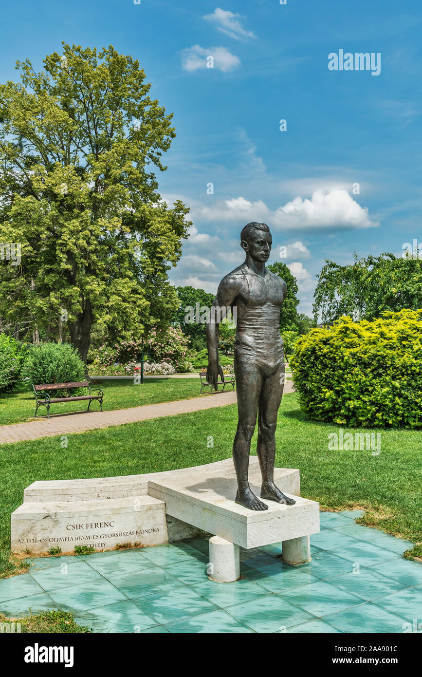La scultura in bronzo del nuotatore Ferenc Csik si trova a Keszthely, Zala county, Western oltre Danubio, Ungheria, Europa Foto Stock