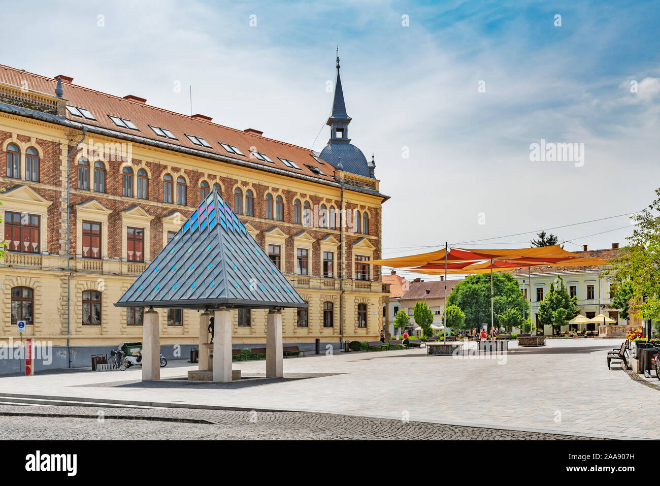 Il Vajda Janos palestra (Allami Gimnazium) e la casa ben Kuthaz, Keszthely, Zala county, Western oltre Danubio, Ungheria, Europa Foto Stock