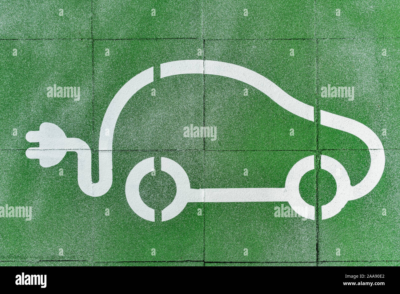 Il simbolo di una vettura con una spina elettrica mostra uno spazio di parcheggio per le auto elettriche Foto Stock