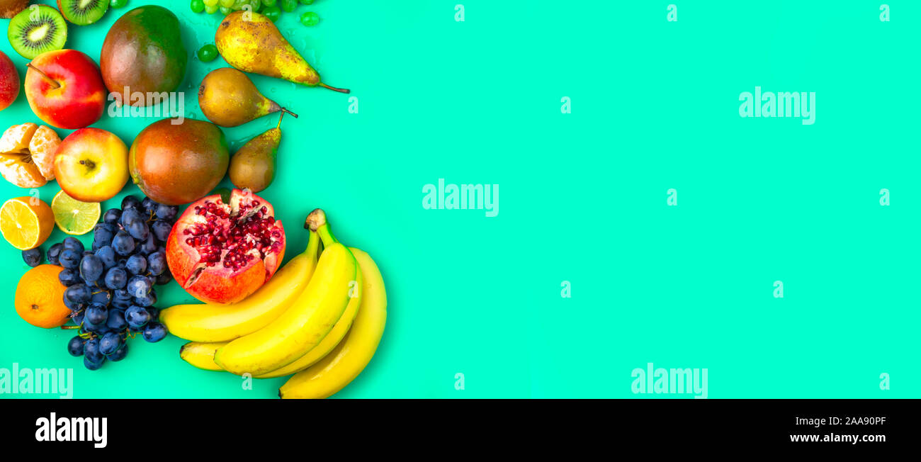 Frutta Ricca di antiossidanti, vitamine e fibra sulla moda verde menta sfondo. Lay piatto. Raw, Vegana Vegetariana, alcalino food concept. Foto Stock