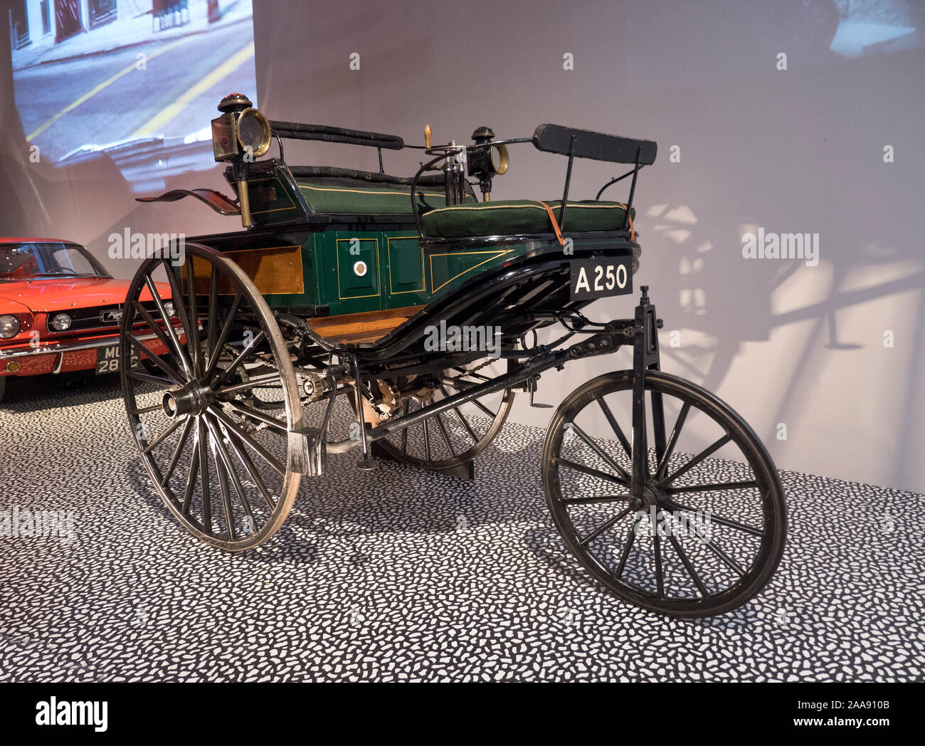 Benz Motorwagen No3 1888 al V&A mostra 'Auto accelerando il mondo moderno. Foto Stock