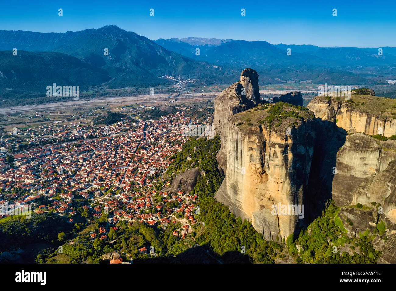 Vista aerea della città di Kalampaka dove la principale attrazione del nord della Grecia si trova - il tempio cristiano complesso di monasterie ortodosso Foto Stock