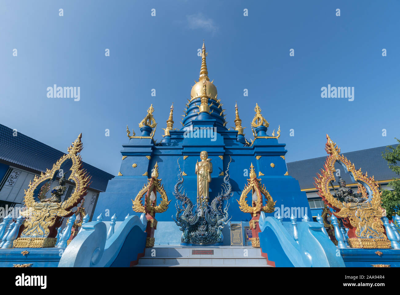 Wat Rong Suea dieci, il famoso tempio azzurro in Chiang Rai Foto Stock