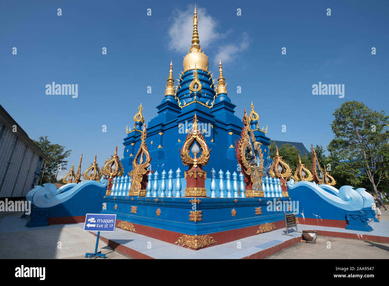 Wat Rong Suea dieci, il famoso tempio azzurro in Chiang Rai Foto Stock