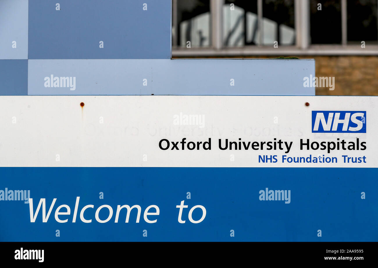 È sotto embargo per 0001 Giovedì 21 Novembre un segno per la Oxford University Hospital NHS Foundation Trust. Un paziente è morto ed un altro si ammalò seriamente dopo un chirurgo omesso di indicare che egli aveva versato il contenuto di un donatore di stomaco mentre rimuovendo gli organi che sono stati poi utilizzati nei trapianti di NHS. Foto Stock