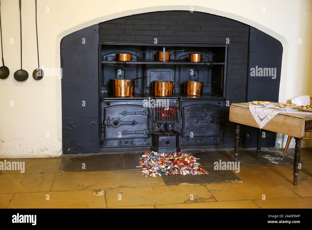 Una vecchia gamma o cucina o nel forno in cucina presso Hardwick Hall, Derbyshire, England, Regno Unito Foto Stock