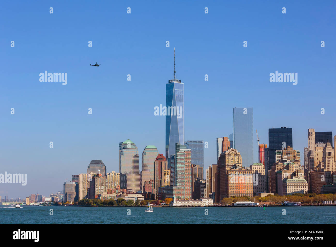 New York, nello Stato di New York, Stati Uniti d'America. Sull'isola di Manhattan skyline visto da Statten Island Ferry. Foto Stock