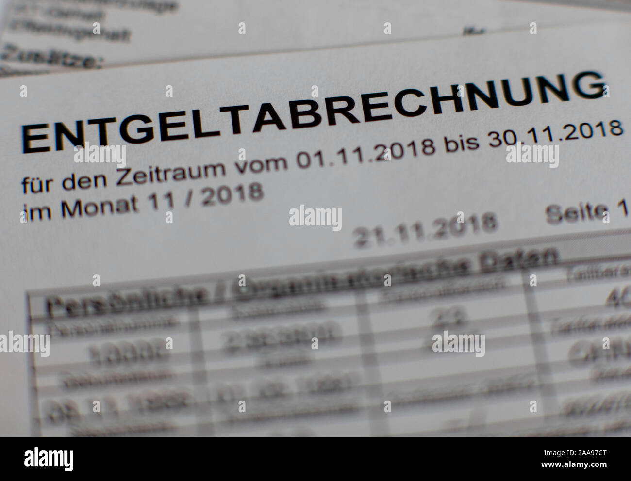 Illustrazione - 14 novembre 2019, Meclemburgo-Pomerania, Schwerin: Illustrazione - una contabilità salari può essere visto. Foto: Jens Büttner/dpa-Zentralbild/ZB Foto Stock