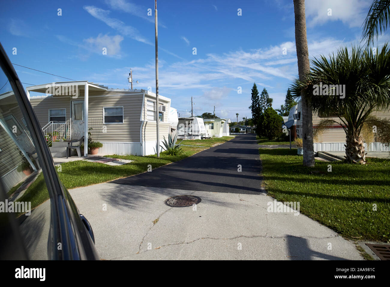 La guida al di fuori del parco del rimorchio case park nelle zone costiere florida usa Foto Stock