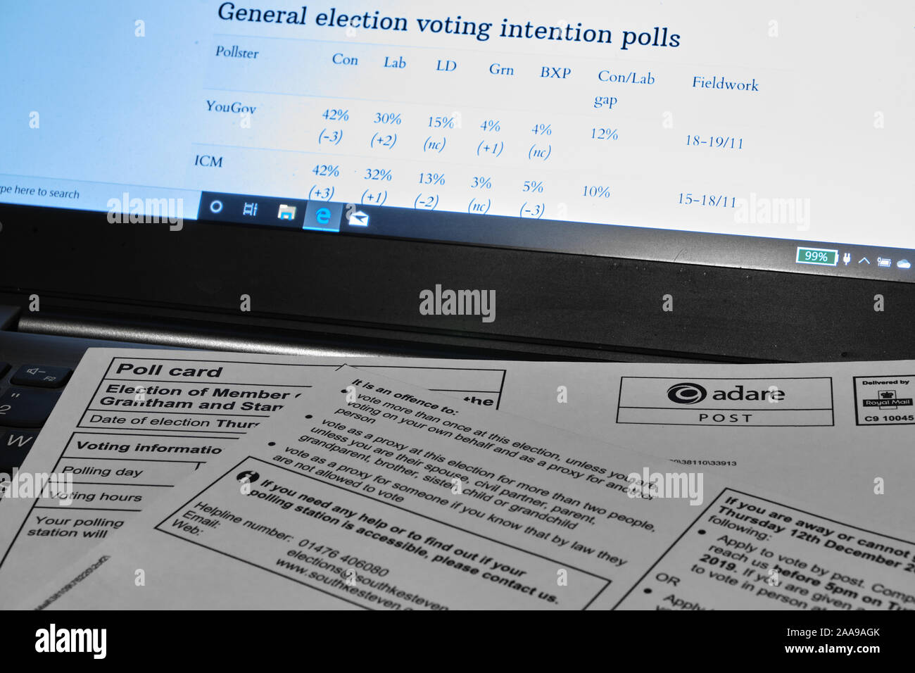 Esegue il polling della carta per il 2019 elezioni generali britanniche con lo schermo di un computer che mostra i sondaggi di opinione elezione dei membri del Parlamento europeo Grantham e Stamford Foto Stock