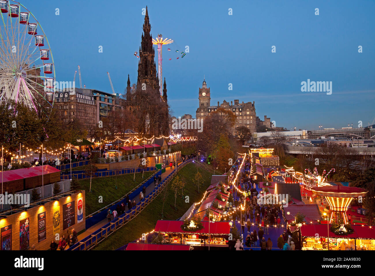 Il Natale di Edimburgo, 2019 colorato mercato e luna park, Edimburgo, i giardini di Princes Street East, Scotland, Regno Unito, Gran Bretagna Foto Stock