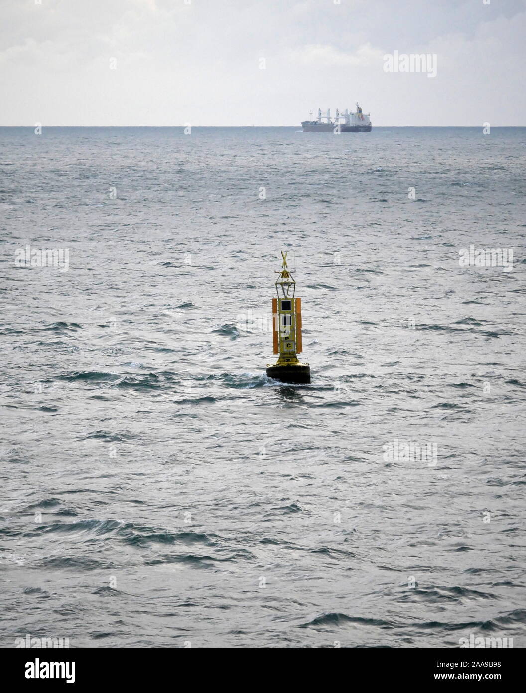 AJAXNETPHOTO. Settembre, 2019. - Canale Inglese. - Separazione del traffico - SCHEMA MPC BOA segna il centro dell'EST SPEDIZIONE LEGATO LANE, spesso usato come punto TURNNG PER LE NAVI DI LINEA PER L'estuario del Tamigi E REGNO UNITO COSTA EST.foto:JONATHAN EASTLAND/AJAX REF:GX8 192609 20505 Foto Stock