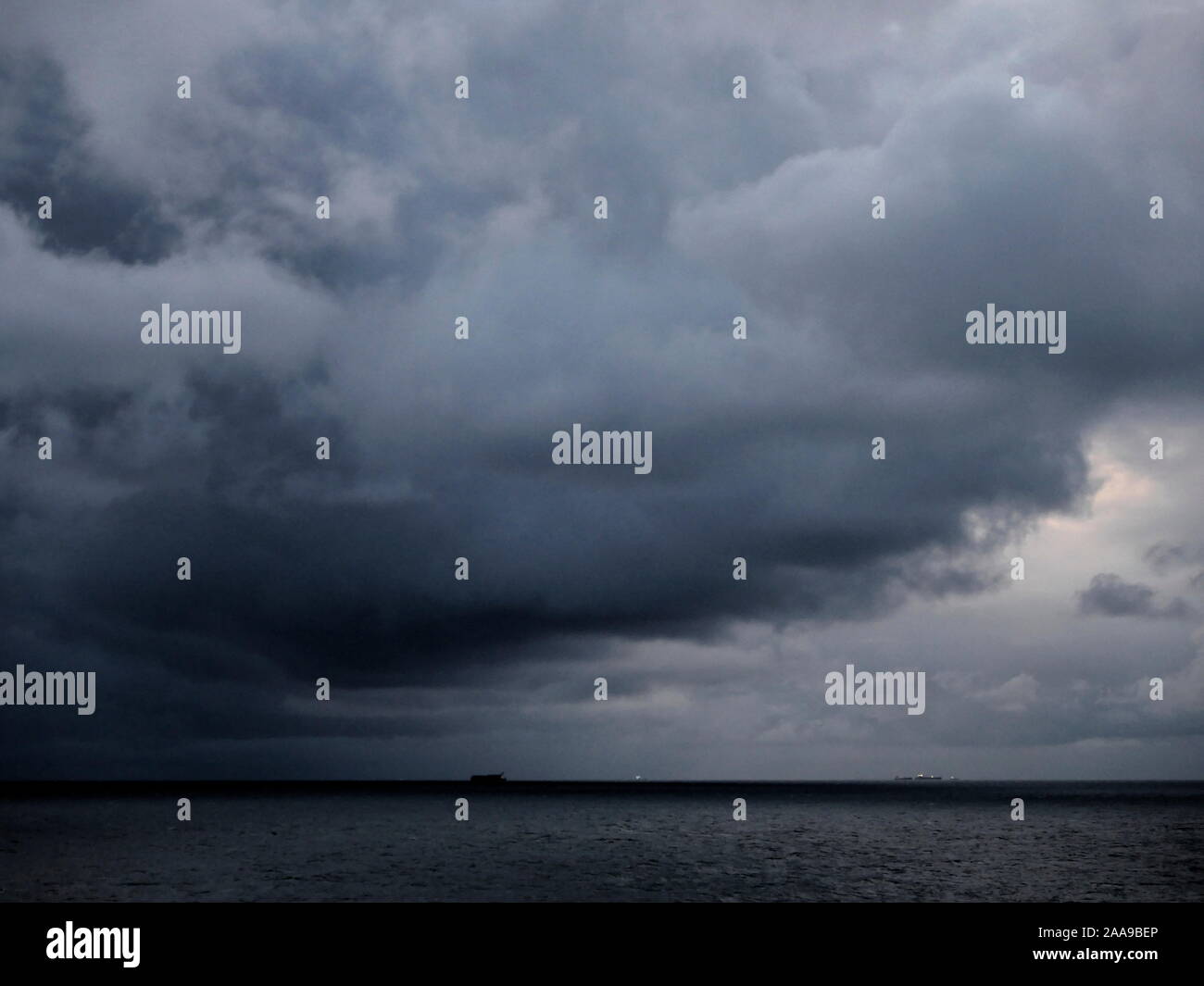 AJAXNETPHOTO. Settembre, 2019. Canale Inglese - STRATUS CLOUD. - Basso livello di cloud pesante con umidità oltre le rotte di navigazione. Foto:JONATHAN EASTLAND REF:GX8 192609 20504 Foto Stock