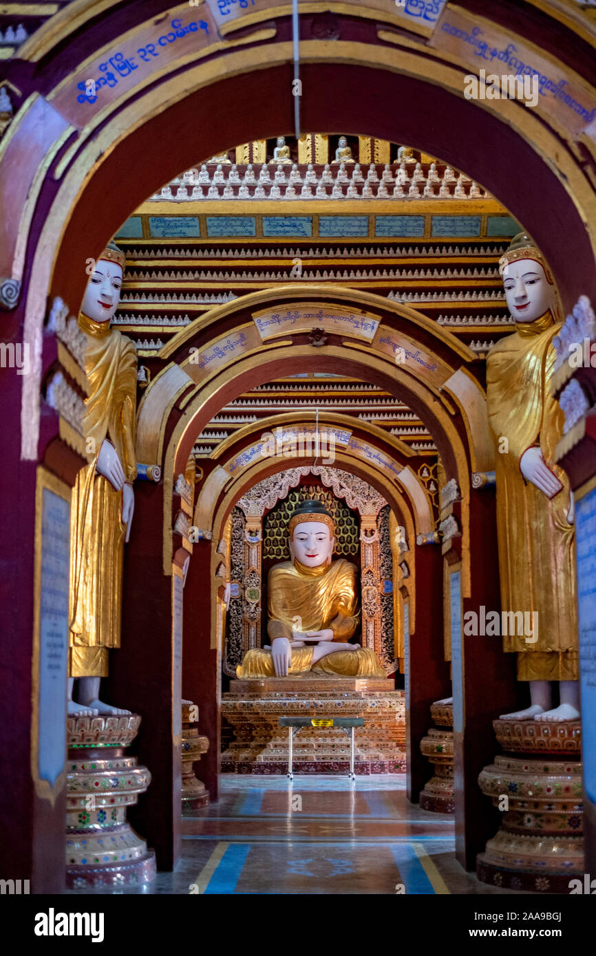 Interno del Moe Hnyin di Boaddai tempio di Monywa, Myanmar (Birmania) con rappresentazioni dell'immagine del Buddha Foto Stock