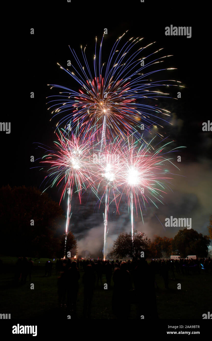 Fuochi d'artificio a Harlow Town Park Essex, ci sono persone nell'immagine, ma essi si stagliano e identificabili Foto Stock