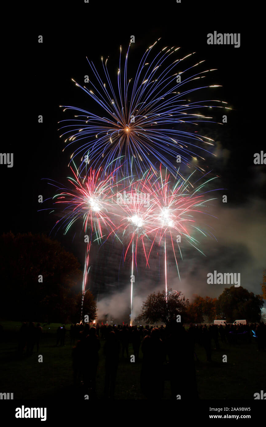 Fuochi d'artificio a Harlow Town Park Essex, ci sono persone nell'immagine, ma essi si stagliano e identificabili Foto Stock