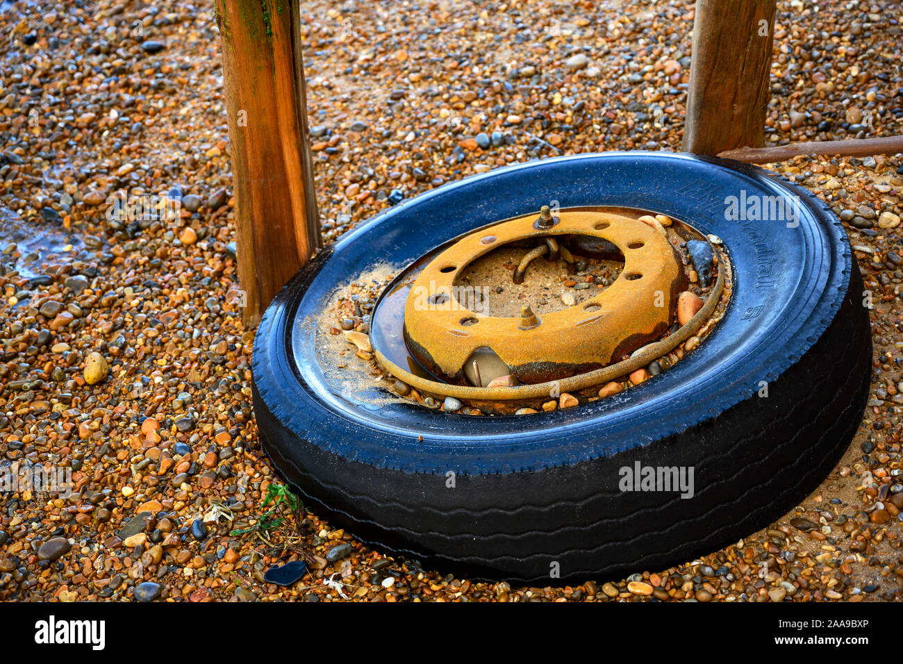 Ruota di camion lavato fino sulla spiaggia da una nave affondata di lasciare il porto di Felixstowe Foto Stock