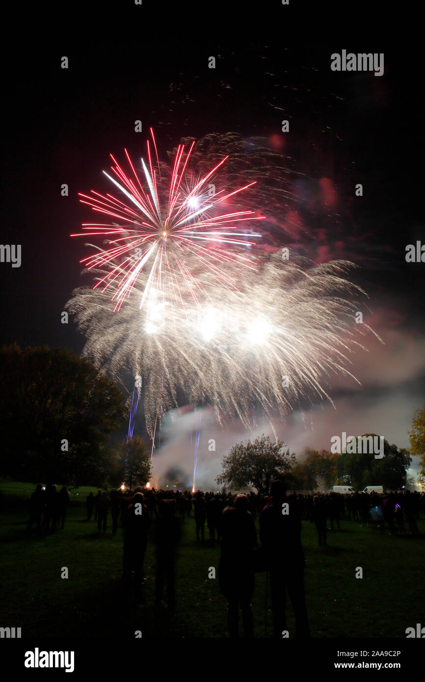 Fuochi d'artificio a Harlow Town Park Essex, ci sono persone nell'immagine, ma essi si stagliano e identificabili Foto Stock