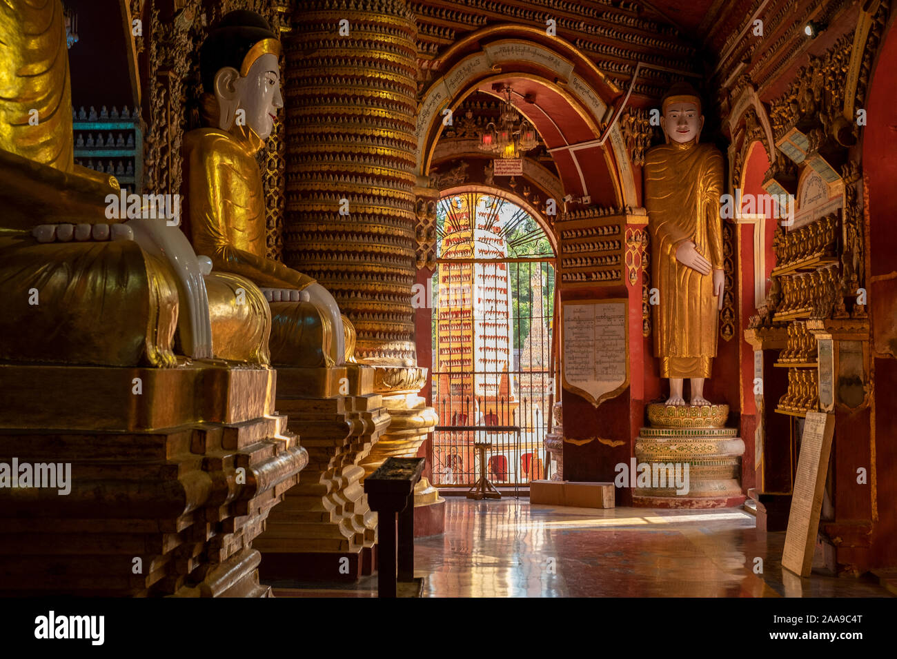 Interno del Moe Hnyin di Boaddai tempio di Monywa, Myanmar (Birmania) con rappresentazioni dell'immagine del Buddha Foto Stock