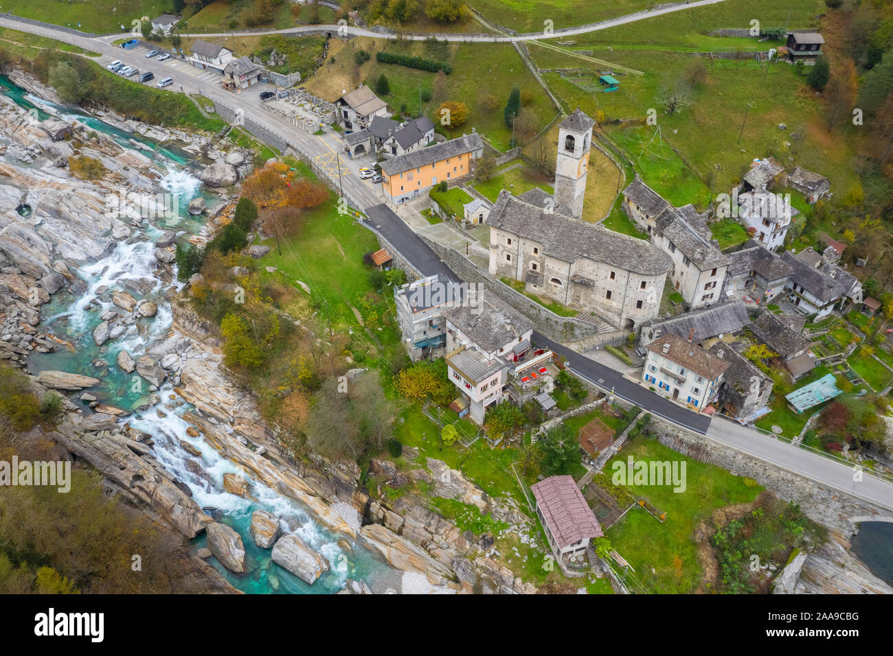 Vista aerea del "Ponte dei Salti', fiume Verzasca e la città di Lavertezzo, Valle Verzasca, Canton Ticino, Svizzera. Foto Stock