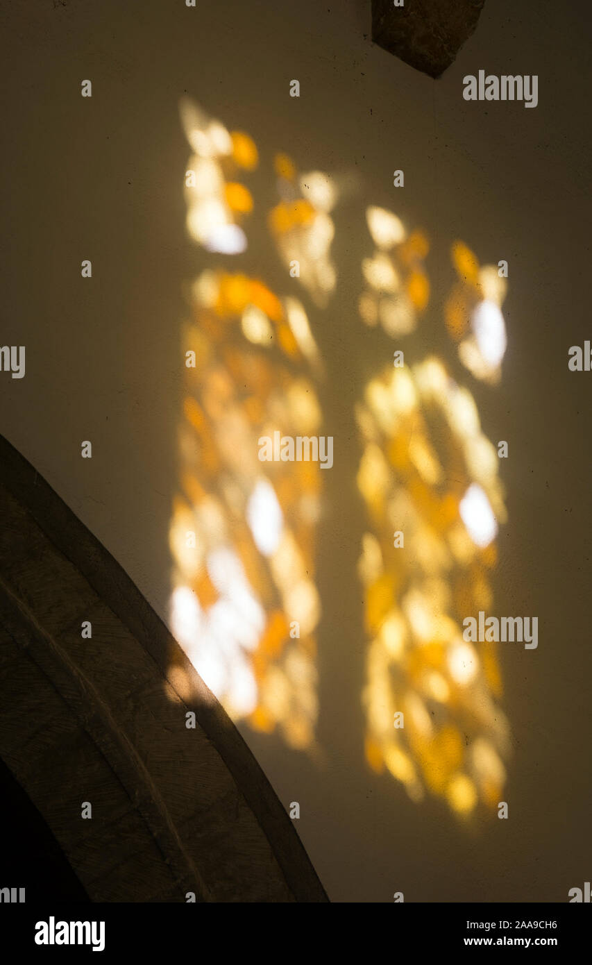La luce solare trasmessa attraverso una finestra di vetro colorato, San Michele e Tutti gli Angeli Chiesa, Scandicci ha, Northamptonshire, England, Regno Unito Foto Stock