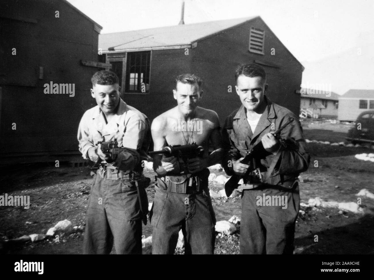 Tre marinai sfoggiare la loro abilità con le armi mentre stazionava su Guam nel 1944. Foto Stock