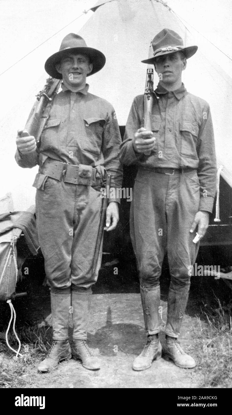 Due doughboys pongono una foto al di fuori del loro campo di addestramento tenda, ca. 1918. Foto Stock