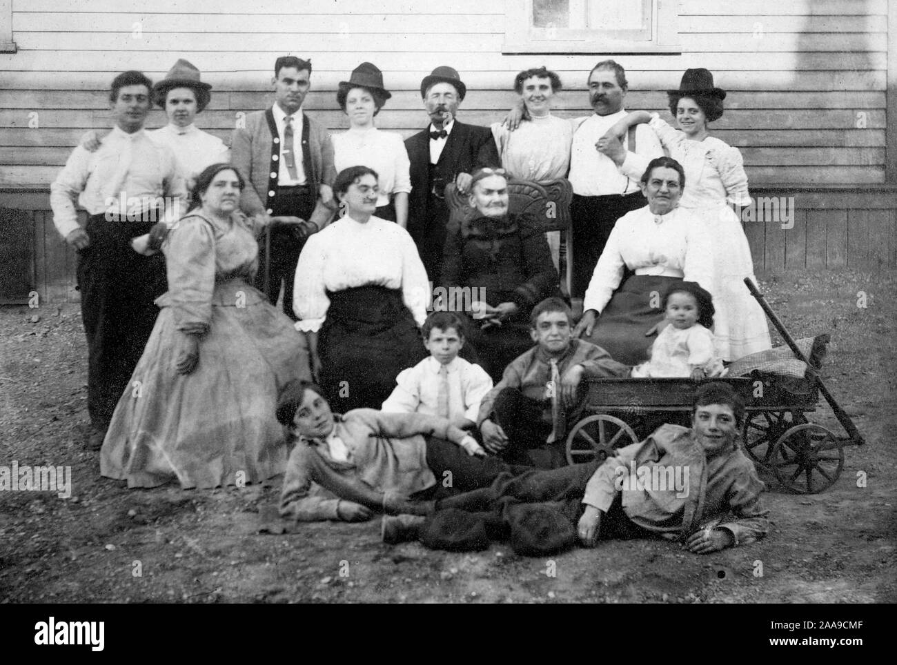 Una famiglia estesa pone al di fuori di un Sud Dakota agriturismo, ca. 1912. Foto Stock