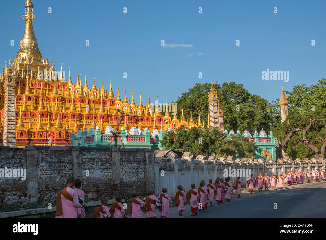 Una processione di monache buddiste vestito in abiti rosa in testa al Thanboodi (Moe Hnyin di Boaddai) tempio di Monywa, Myanmar (Birmania) per preghiere. Foto Stock