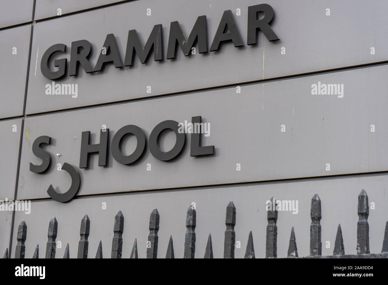 La rottura di una scuola di grammatica di firmare con la C penzolante verso il basso Foto Stock