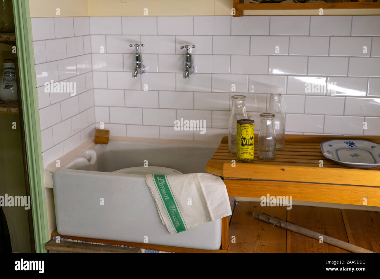 Un 1960 cucina interno con un dissipatore di butler Foto Stock