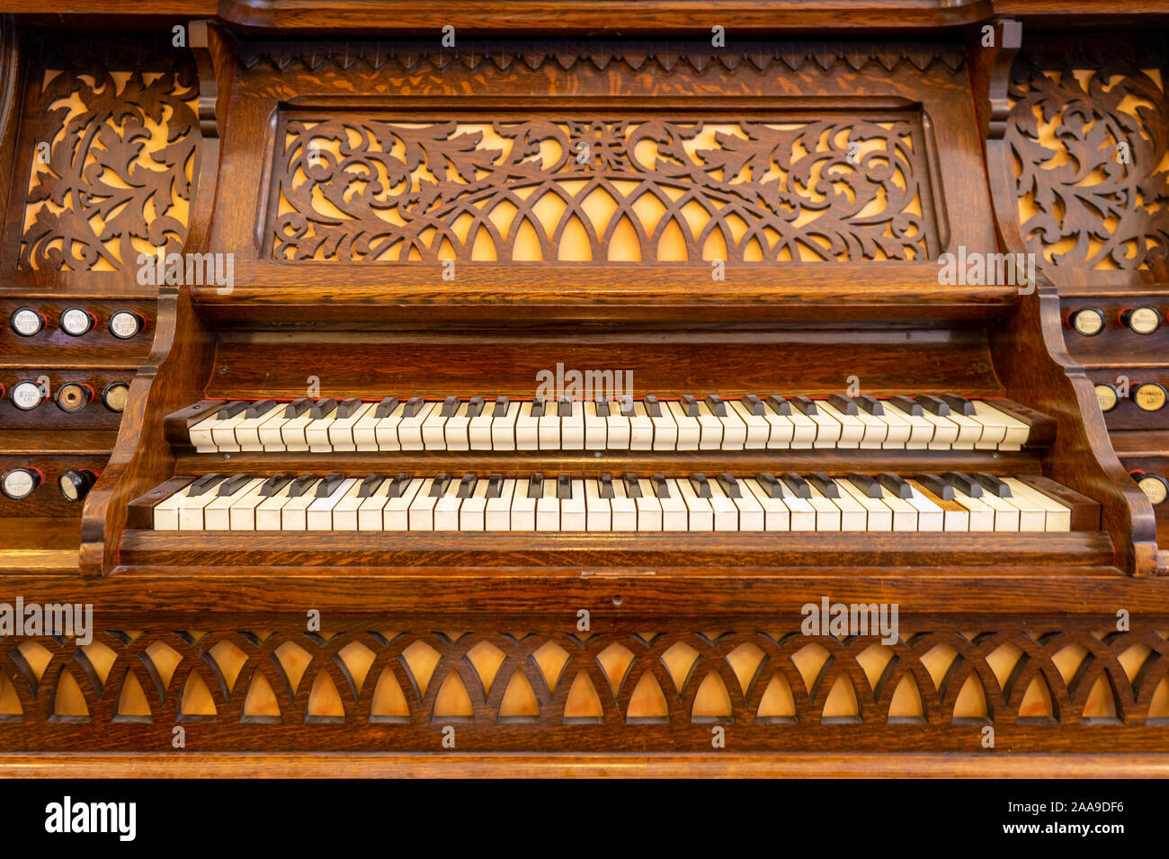 Un primo piano di un raffinato vintage organo da chiesa Foto Stock