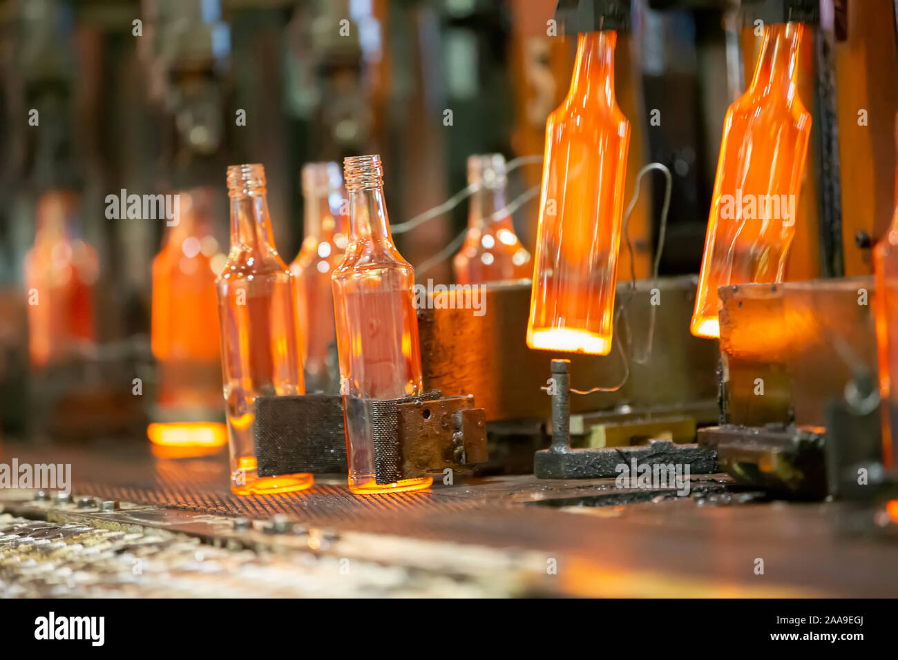Vetreria. Industria del vetro. Il processo per la fabbricazione di bottiglie in vetro. Foto Stock