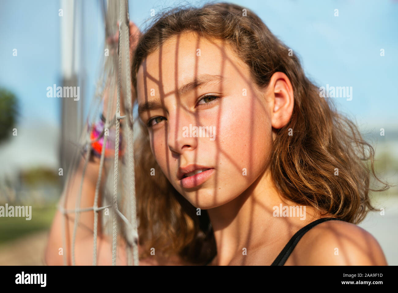 Ritratto di ragazza adolescente in posizione di parcheggio Foto Stock